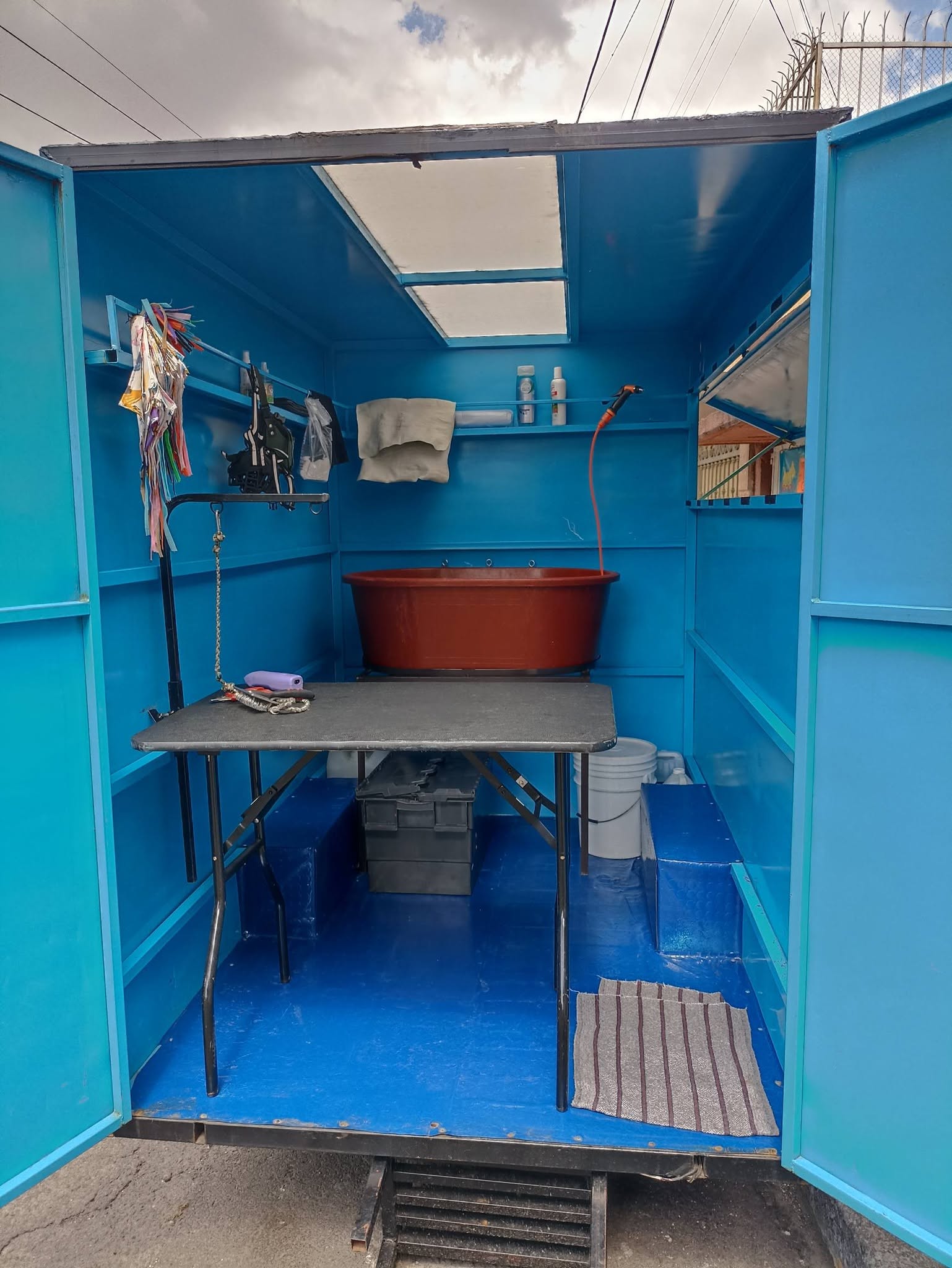 Unidad móvil de estética canina DePet Mode brindando servicio a domicilio